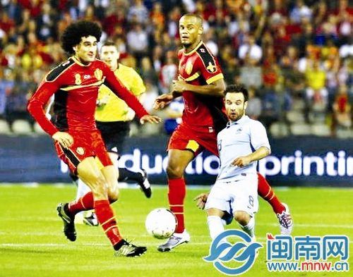 瓦尔布埃纳身高1.63米 "袖珍人"演绎最萌身高差