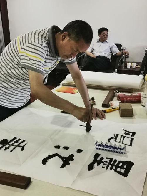 行长赵魁元,副行长马向辉,张迎辉,驻马店市美协副主席杨超重,上蔡县书
