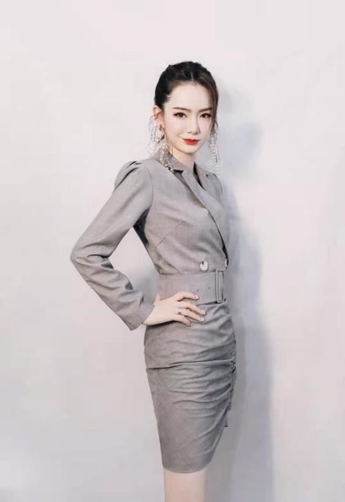 结婚六周年发微博秀恩爱,戚薇灰色职业装知性,九连环耳环抢镜