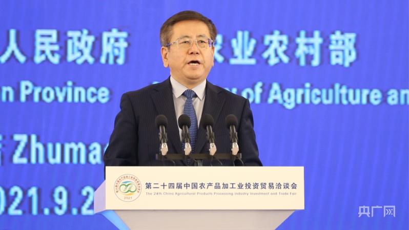 河南省委副书记,省长王凯出席并宣布大会开幕(央广网发 周根成摄)