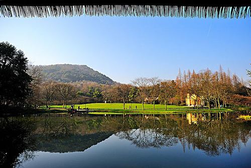 浙江杭州太子湾公园内的草坪与建筑