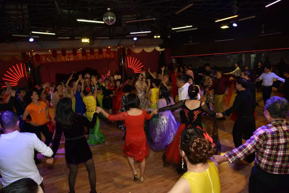艺苑歌舞厅的舞会活动.受访者供图