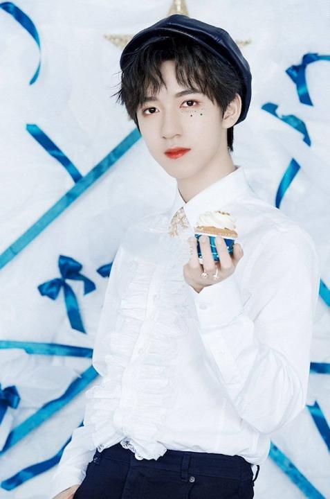 贺峻霖图片:这么精致的人啊