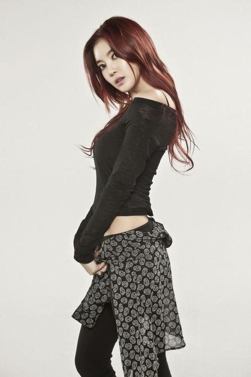 32岁韩国女爱豆,身材性感火辣,腰细腿长,0.7腰臀比堪称完美
