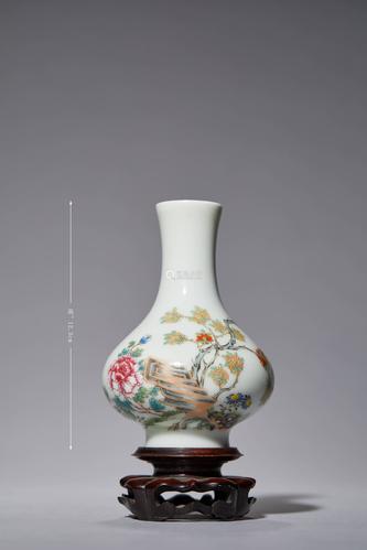 民国仿珐琅彩花卉纹小胆瓶