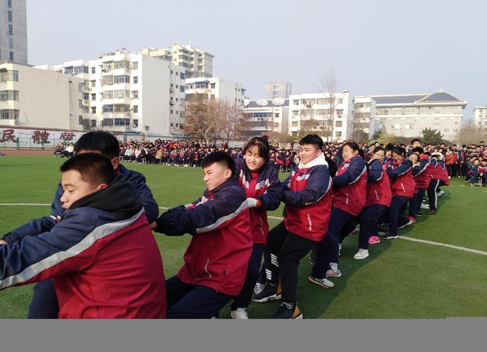 邳州市运河中学初三年级举行拔河比赛