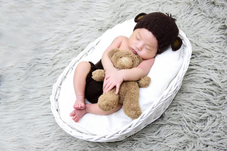 可爱的宝宝出生第一次的艺术照,憨憨的表情,可爱的睡姿,稚嫩笑容温暖
