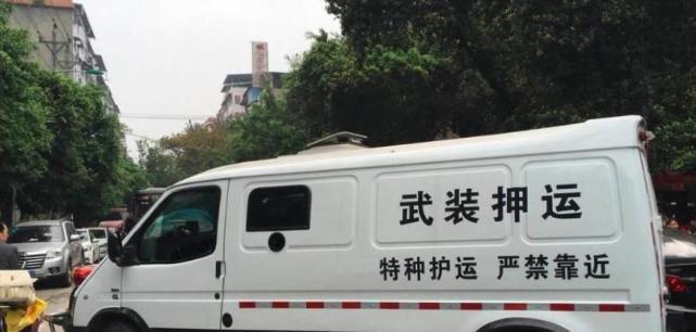 现金撒落一地江苏无锡重型货车与运钞车相撞遇难者该赔多少钱