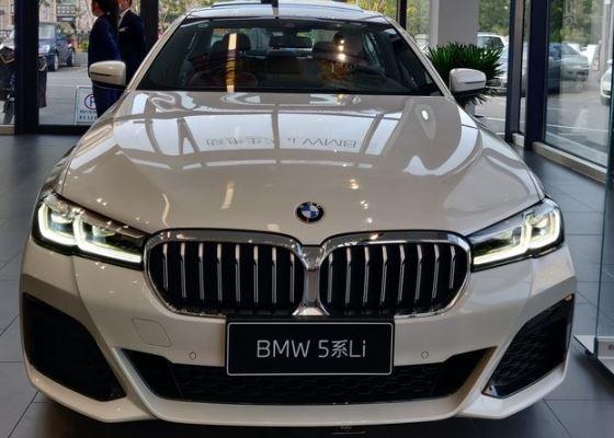 2021款宝马5系到店白色涂装很精致标配11色氛围灯无线充电