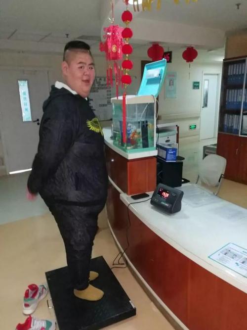 王浩楠来医院进行术后半年体检复查, 他的体重已降至400斤以内.