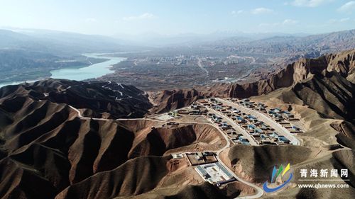 "从黄河岸边出发,沿着崎岖的山路采访一行抵达了化隆县群科镇德恒隆乡
