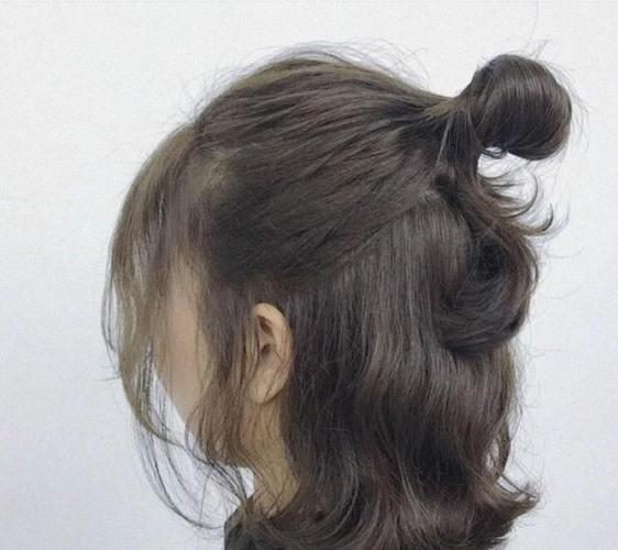 夏天短发的女生这么来扎发半留半扎简单利落又显脸小好美