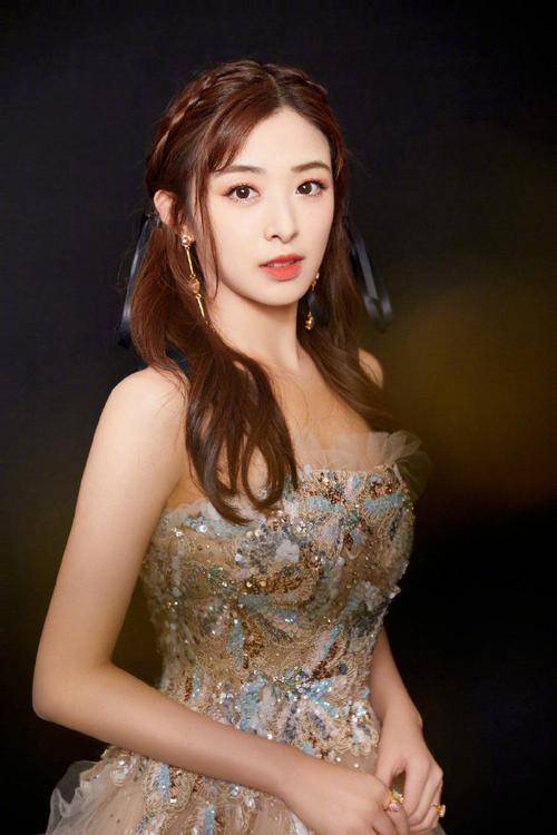 直到去年,张含韵和彭冠英传出要结婚的消息,张含韵才终于出来说她单身