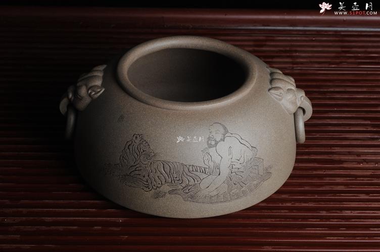 紫砂壶图片:老青段精品瑞兽双耳罐 茶仓 水洗 烟灰缸 多用 子陶刻达摩