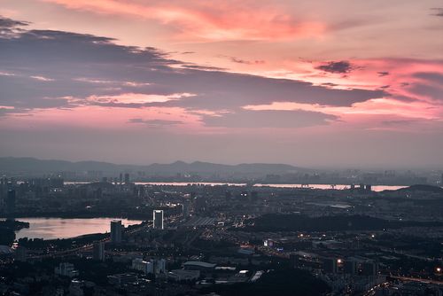 夜幕下的紫金山