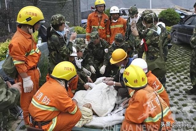 在四川省登山协会救援队带领下,开始徒步撤出汶川县