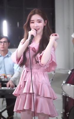 戴羽彤连衣裙
