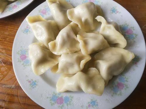 8,饺子包好后就可以下锅煮了,水开下饺子,大概煮三到四分钟,饺子就