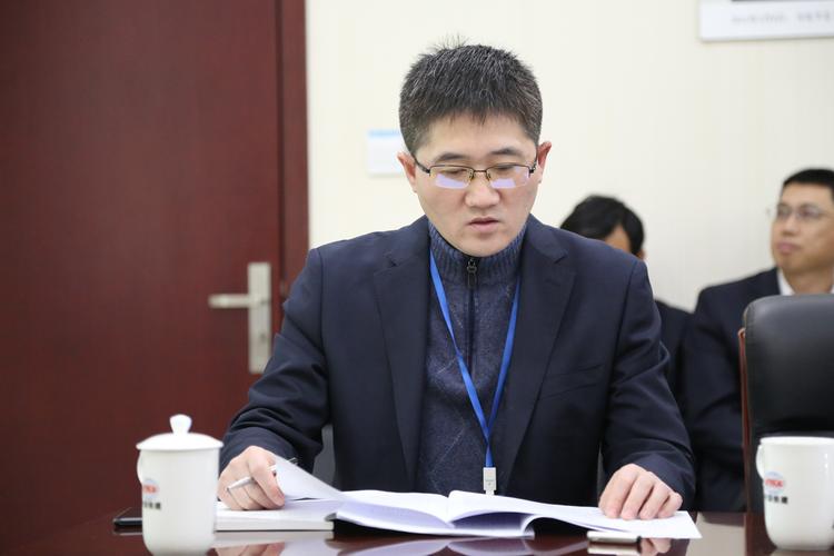 公司副总经理刘志远领学了《了望》杂志文章2018年国际形势,传达