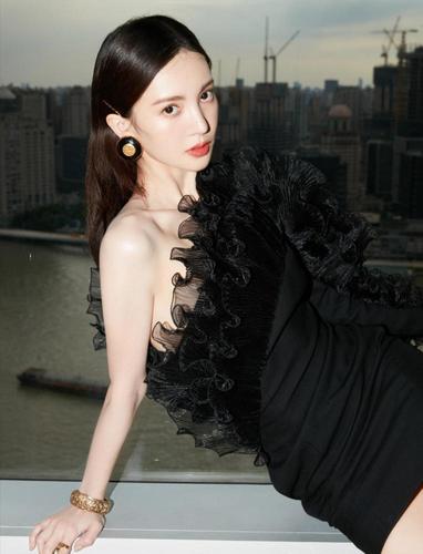 金晨颜值好精致,穿黑色斜肩包臀裙秀好身材,优雅端庄宛若黑天鹅