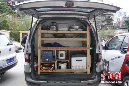 林守俊夫妇在车辆后备箱设计的"移动厨房".彭莉芳摄