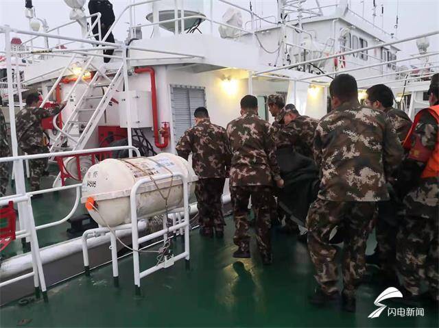 事发凌晨威海一男子落水山东海警紧急驰援