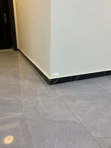 客厅浅灰色地砖和黑金石踢脚线,效果真不错_瓷砖_踢脚线_客厅_地砖