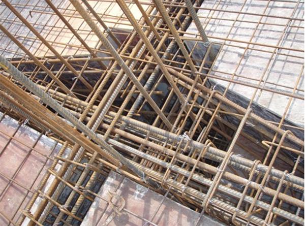 由此图可以看出,基础梁与柱结合部位侧面加腋中,只是加腋钢筋斜向锚入