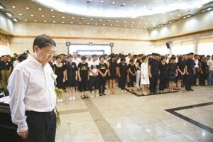 遗体告别仪式由深圳大学校长李清泉主持.