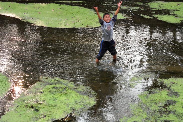 【乡间小河--儿童戏水摄影图片】北京郊区纪实摄影