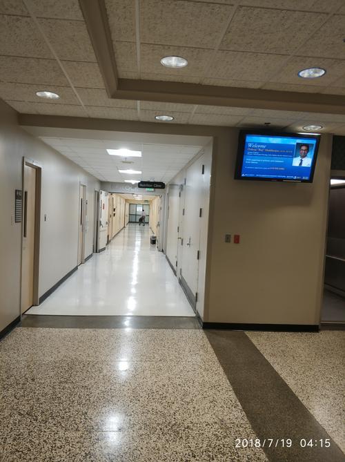 医院内部科室走廊.住院病人没陪床的,人少清静.