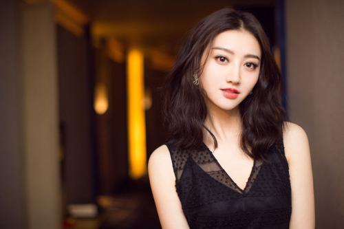 景甜和陈柏霖共同拍摄的新剧《火王之破晓之战》现在已经定档了,不出