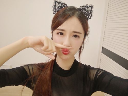 斗鱼女主播为赚钱另辟蹊径卖写真集让网友面红耳赤