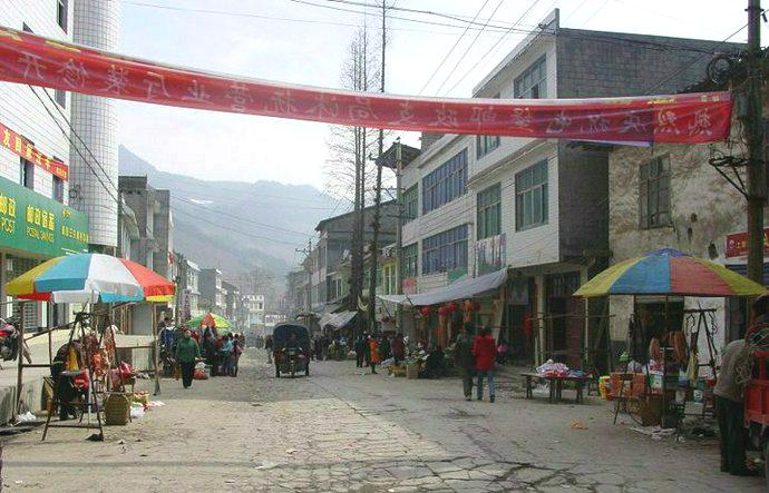 南至屯堡乡朝东岩与腾龙洞相连,北至板桥镇水坝与重庆天坑地缝相接