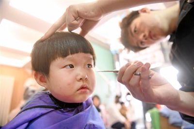  p> 小朋友在理发. /p>