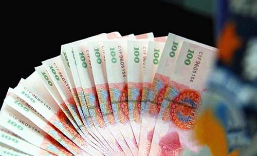 女子想发财盯上了假币 遇骗子6万买回一箱白纸