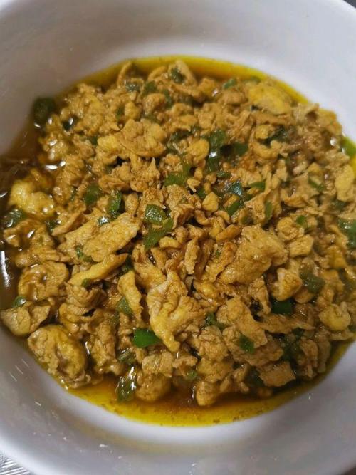 by 崽崽哟 用料 许氏大酱 1袋油 适量鸡蛋 2个尖椒 1个 做法步骤