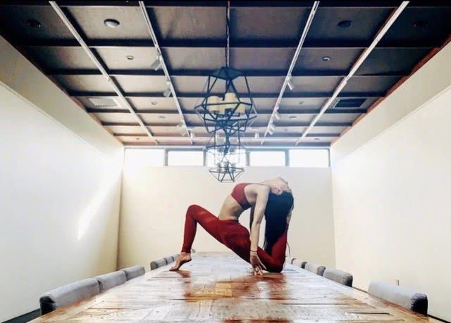 王子文晒瑜伽美照!身穿短款背心搭紧身瑜伽裤,姿势