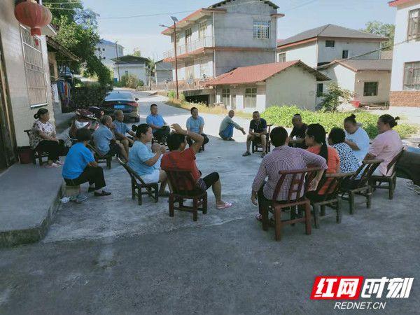 慈利县三官寺土家族乡屋场会上话党恩