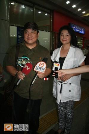 《乡村爱情》谢大脚刘流亮相 笑容亲切引注目