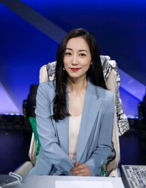 37岁韩雪和33岁刘诗诗,同穿蓝色西服套装,结了婚就是