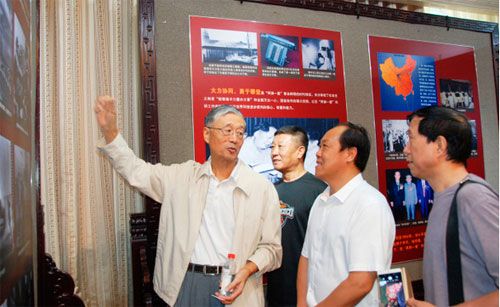 中国国史学会顾问,原第二炮兵副司令员张翔中将介绍当年艰苦卓绝的
