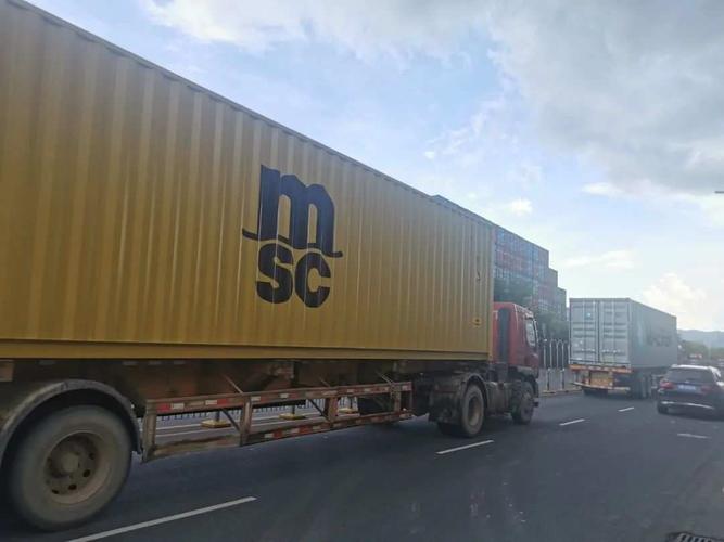 衔接龙岗和盐田港码头的盐排高速上,大量拖车往返于码头和集装箱堆场