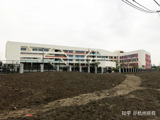 教育配套南面紧挨着澎汇小学,东北澎雅小学直线距离约1.