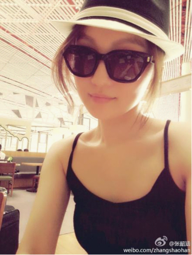 张韶涵微博晒水嫩自拍 休闲背心被赞甜心少女/图