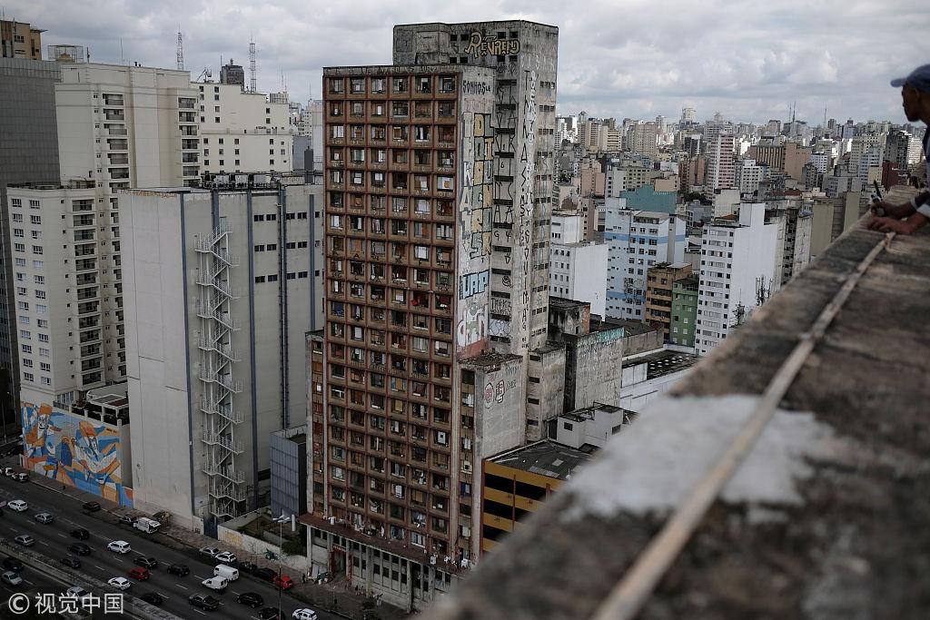 巴西22层的废弃高楼 成为480户无房家庭的容身之所