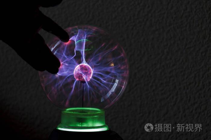 以手指和线圈泰斯拉为例的气体介质中的电晕放电