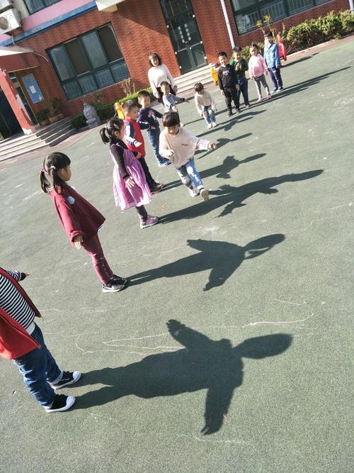 写美篇游戏一 画影子 跳影子 休息完了之后进行了游戏三 踩影子