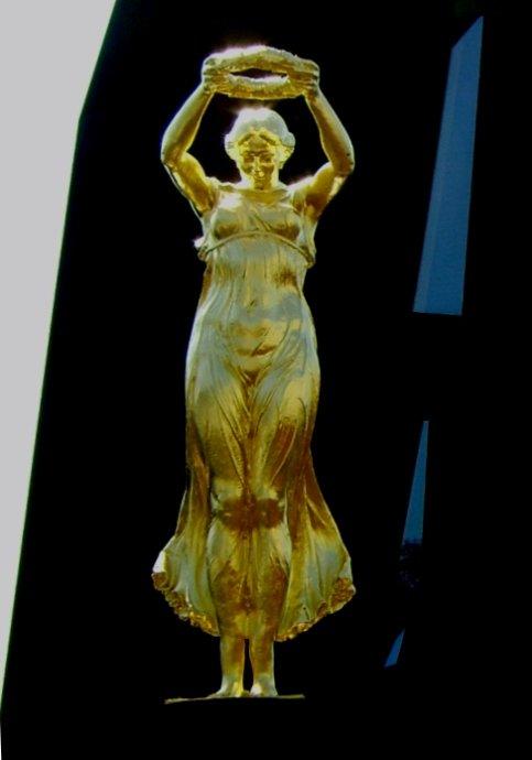 世博会卢森堡馆的国宝金色少女像