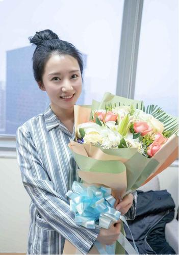 阔太李念真挺大度的,带继子,女儿出行穿得像大姐姐,感觉挺嫩